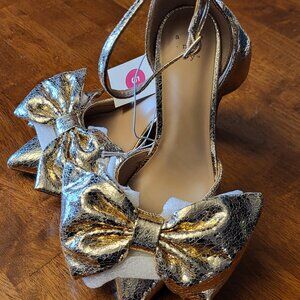 A New Day ~ Sz 5 ~ Gold Stiletto Heel w/HUGE Bows ~ NWT